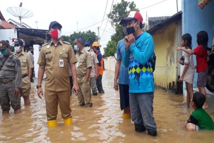 Bupati Batang, Jawa Tengah Wihaji saat meninjau lokasi banjir di Kelurahan Karangasem, Kecamatan Batang, Selasa (19/1/2021).