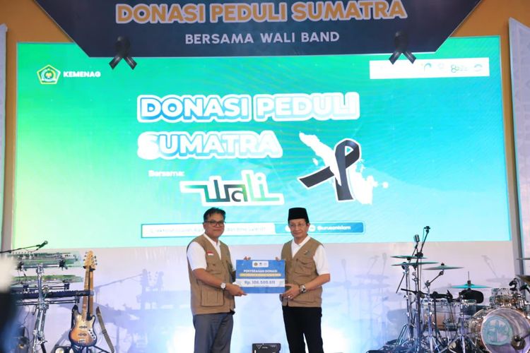 Menteri Agama (Menag) Nasaruddin Umar dalam kegiatan Donasi Peduli Sumatra bersama Wali, yang digelar di UIN Syarif Hidayatullah Jakarta, Tangerang Selatan, Jumat (12/12/2025) malam.