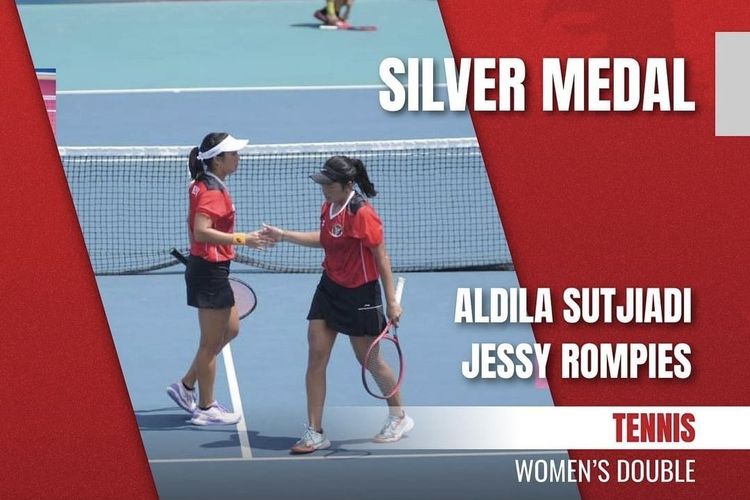 Aldila Sutjiadi/Jessy Rompies meraih medali perak SEA Games 2023 nomor ganda putri cabor tenis setelah kalah dari wakil Thailand di Stadion Nasional Morodok Techo Tennis Arena, Minggu (14/5/2023). 
