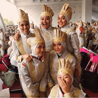 Liezel bersama rekan penari Ratoh Jaroe dalam acara pembukaan Asian Games 2018 di GBK.