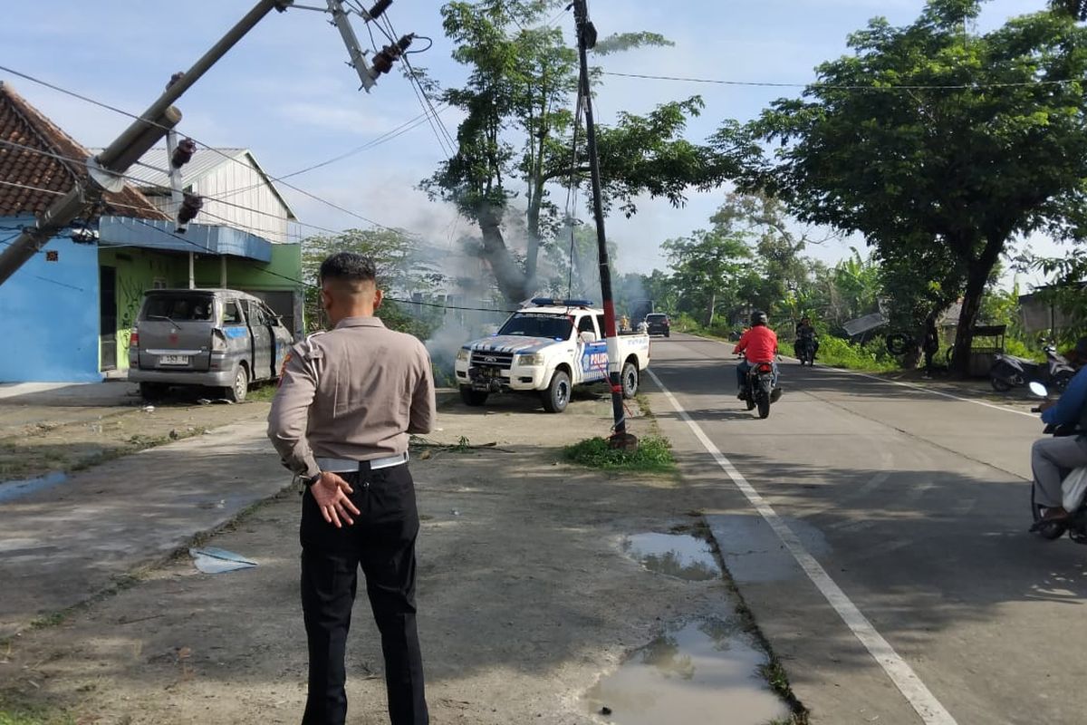 Insiden kecelakaan lalu lintas di Jalan Raya Desa Kendalkemlagi, Kecamatan Karanggeneng, Lamongan, Jawa Timur, Jumat (7/11/2025). 