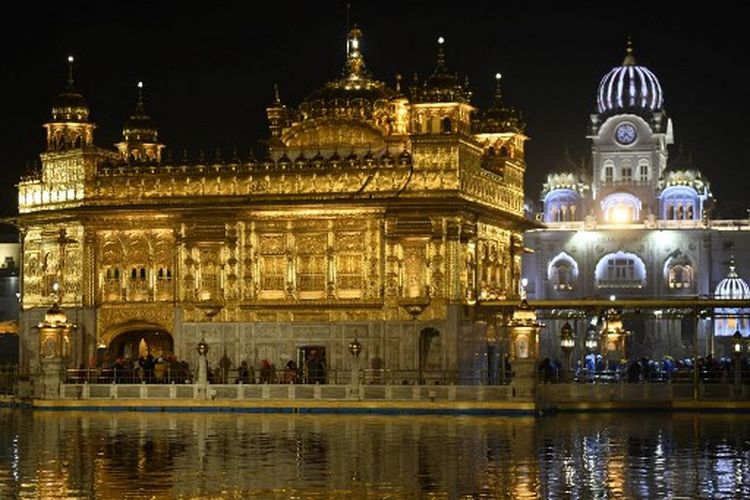 Umat Sikh memberi penghormatan di Kuil Emas di Amritsar pada 18 Desember 2021.