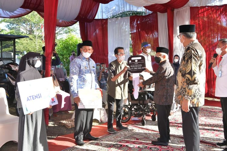Wakil Presiden Ma'ruf Amin menyerahkan beragam bantuan sosial secara simbolis kepada masyarakat di Loka Rehabilitasi Sosial Anak yang Memerlukan Perlindungan Khusus Darussa'adah, Aceh Besar, Aceh, Kamis (14/2/2022).