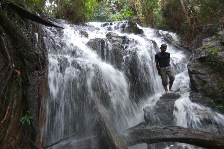 Lingga memiliki belasan air terjun dari pegunungan yang mengalir tidak henti-hentinya sepanjang tahun. Bahkan terbuang sia-sia ke laut. Seperti air terjun Jelutung yang ada di Desa Mentuda, Kecamatan Lingga. Karena tidak termanfaatkan Lingga kehilangan PAD mencapai Rp 2,4 triliun per tahun. Ini baru satu air terjun, sementara Lingga memiliki 12 air terjun lainnya.