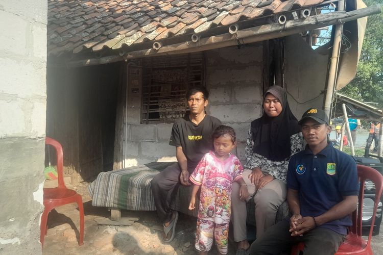 Dulu Numpang Listrik Tetangga, Keluarga di Karawang Kini Bisa Nyalakan Kipas Angin Sendiri