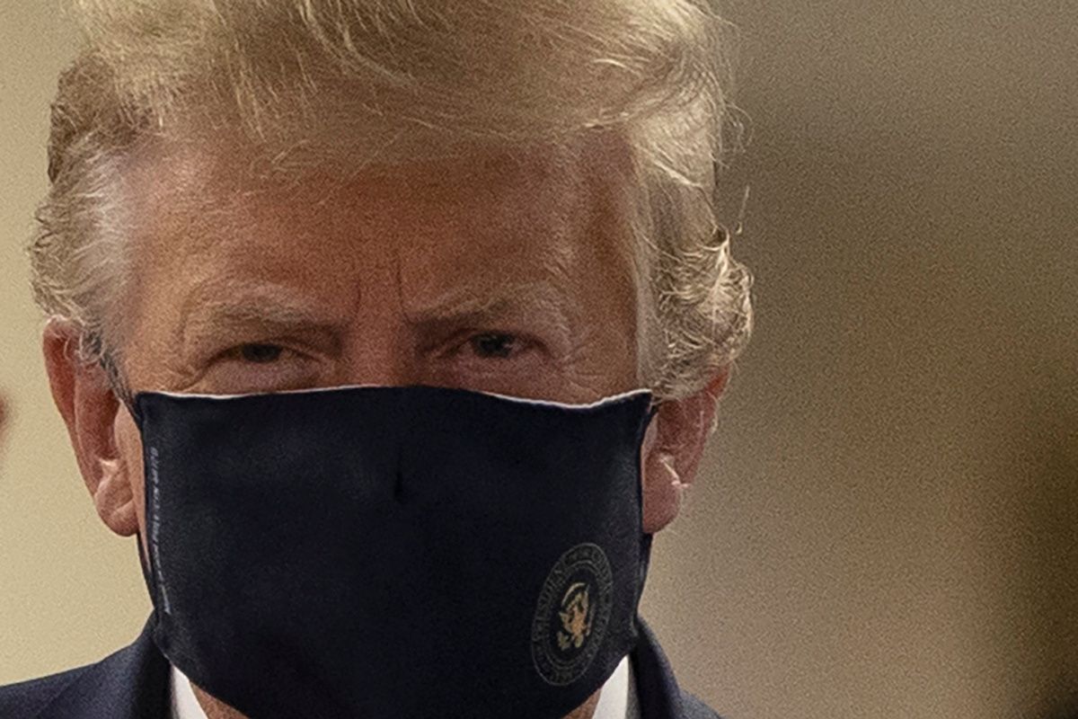 Presiden Amerika Serikat (AS) Donald Trump memakai masker untuk pertama kalinya, saat mengunjungi Rumah Sakit Militer Walter Reed di Bethesda, Maryland, AS, pada 11 Juli 2020.