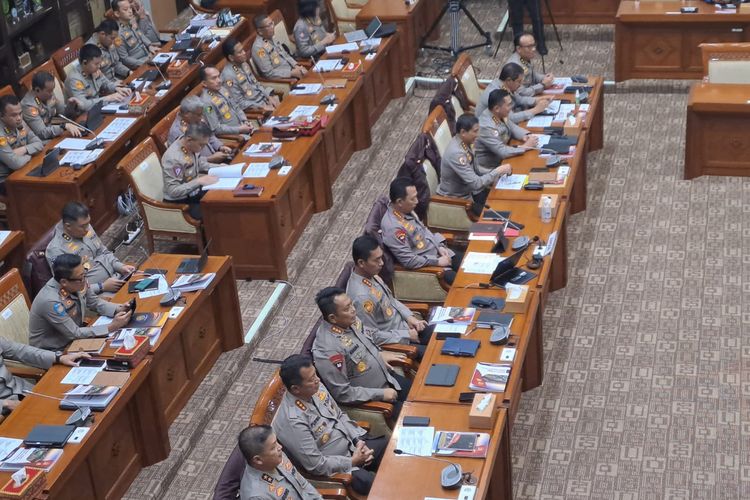Kapolri Jenderal Listyo Sigit Prabowo beserta jajarannya menghadiri rapat kerja bersama Komisi III DPR di Gedung DPR, Senayan, Jakarta Pusat, Rabu (12/4/2023). 