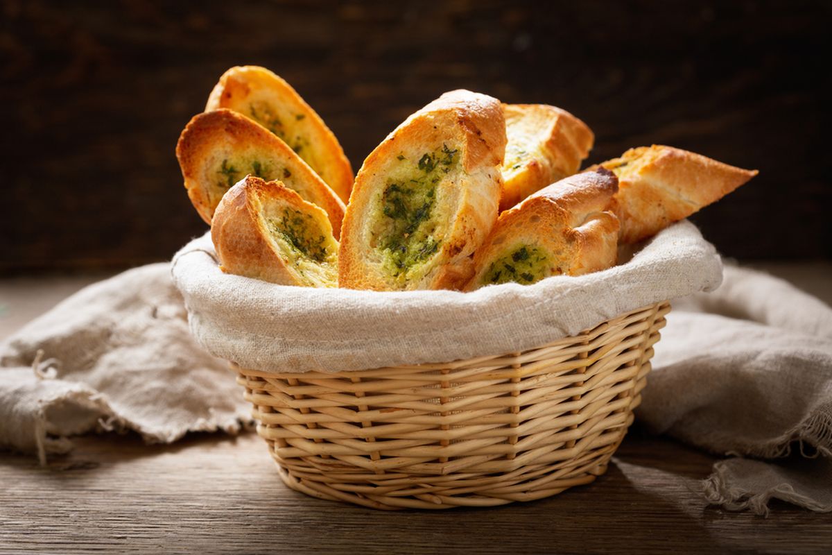 Ilustrasi garlic bread keju pakai roti baguette. 