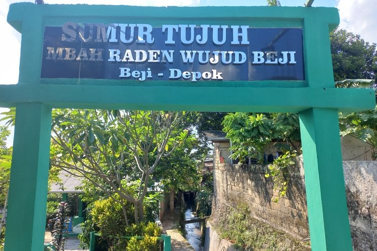 Gapura Sumur ke-1 Mbah Raden Wujud Beji, Jalan Raya Kopo, Beji, Depok.