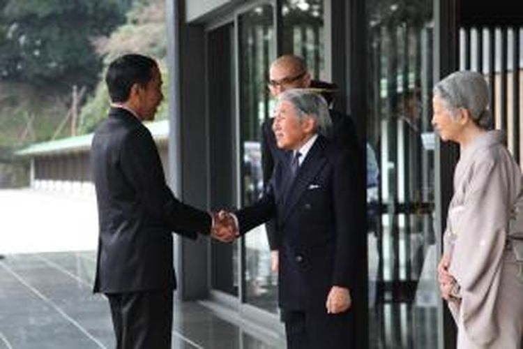 Presiden Joko Widodo disambut Kaisar Jepang Akihito dan Permaisuri Michiko, saat tiba di Istana Kaisar atau Imperial Palace, Tokyo, Jepang, bersama Ny Iriana Jokowi, Senin (23/3) siang