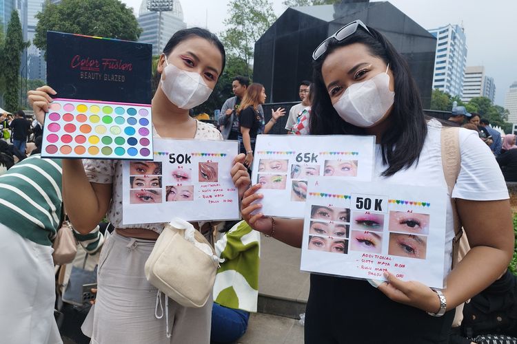 Nanda dan Theresa (25), memutuskan menjadi eye makeup-artist saat konser Coldplay di SUGBK, Jakarta Pusat, Rabu (15/11/2023) sore. (KOMPAS.com/XENA OLIVIA)