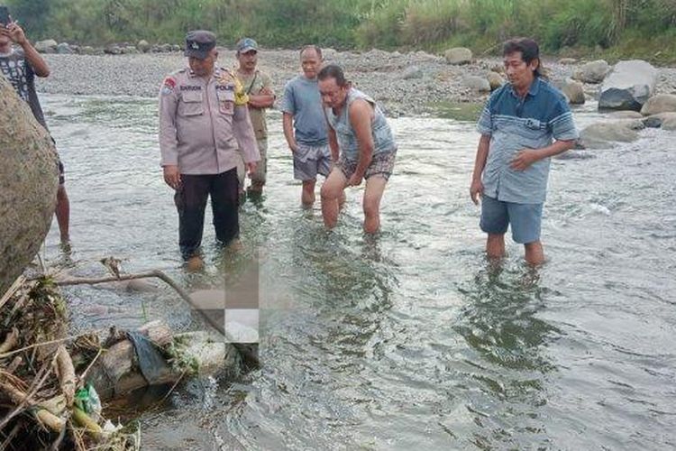 Polisi memeriksa mayat yang ditemukan di Sungai Sengkarang, Pekalongan. Berdasarkan pemeriksaan, mereka adalah para pejudi sabung ayam yang kabur saat digerebek pada Selasa (17/1/2023).