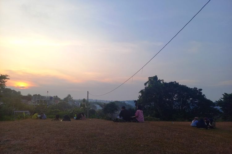 Sejumlah anak-anak muda menikmati sore di Bukit Senja Diponegoro Semarang.