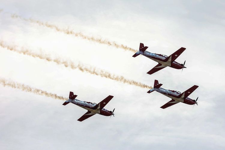 Jupiter Aerobatic Team (JAT) TNI AU bermanuver di Pertamina Mandalika International Street Circuit, Lombok Tengah, NTB, Jumat (18/3/2022). Jupiter Aerobatic Team siap menampilkan 15 manuver formasi untuk memeriahkan penyelenggaraan MotoGP pada Minggu (20/3/2022).