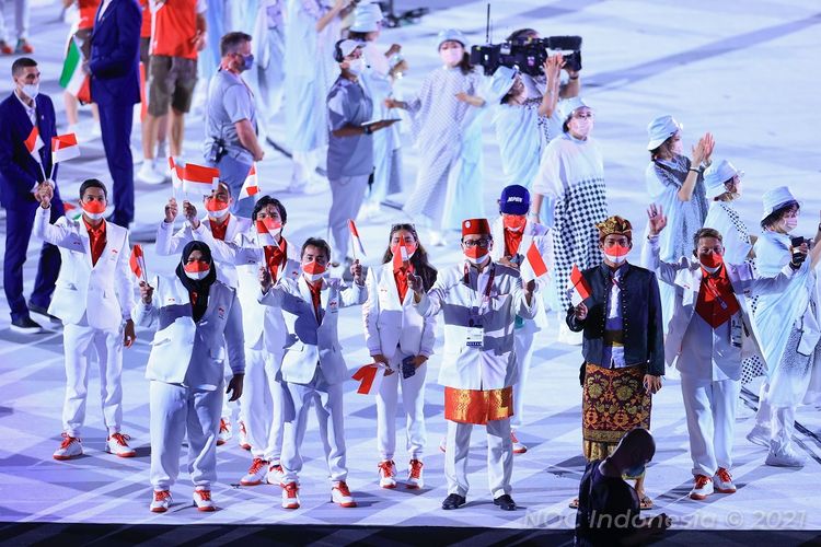 Kontingan Indonesia dalam Upacara Pembukaan Olimpiade Tokyo 2020 di Olympic Stadium, Jepang, pada Jumat (23/7/2021) malam WIB.