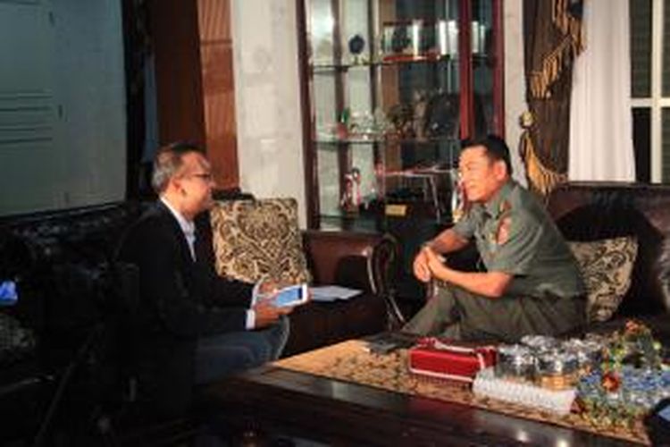 Panglima TNI Jenderal TNI Moeldoko saat diwawancarai Channel News Asia, di kediamannya di Jakarta Pusat. 