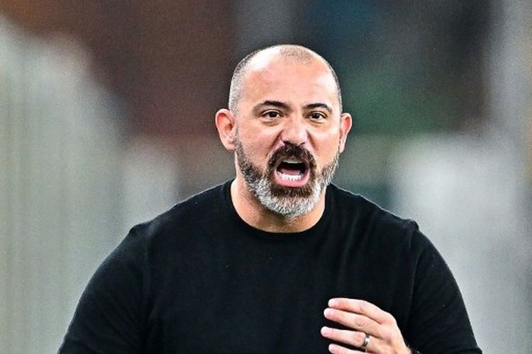 Pelatih Sampdoria, Dejan Stankovic, ketika mendampingi timnya menghadapi AS Roma pada laga pekan ke-10 Liga Italia di Stadion Luigi Ferraris, Minggu (17/10/2022).