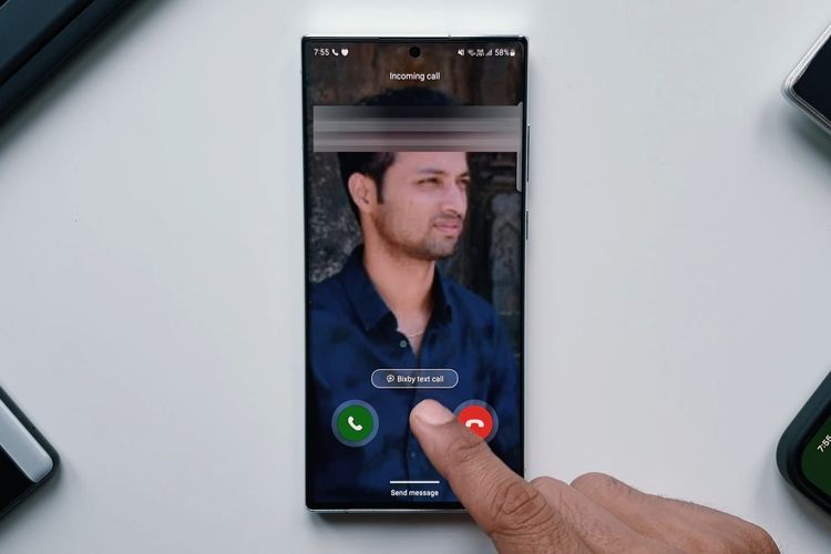 Ilustrasi Bixby Text Call di HP Samsung.