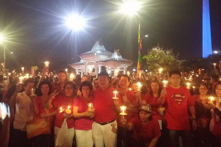 Warga Surabaya nyalakan lilin untuk Ahok di sekitar monumen Tugu Pahlawan