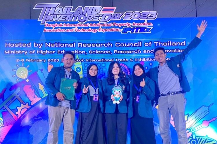 Para mahasiswa Universitas Diponegoro (Undip) yang meraih medali perak di Bangkok International Intellectual Property, Invention, Innovation and Technology Exposition (IPITEx) 2023.
