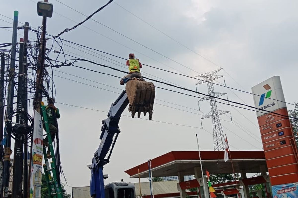 Kabel semrawut dan tiang provider yang menghambat proses pembangunan drainase di Tangsel perlahan mulai ditertibkan dengan dipotong. Hari ini pemotongan kabel semrawut dilakukan di Jalan Merpati Raya, Ciputat, Tangsel, Kamis (15/9/2022).