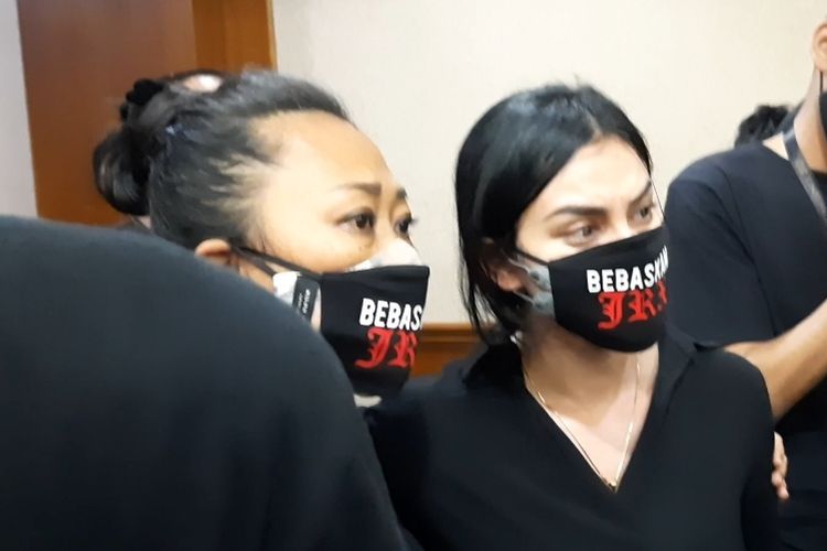 Istri Jerinx, Nora Alexandra (kanan), didampingi Ni Luh Jelantik, mengenakan  masker bertuliskan BEBASKAN JRX saat menghadiri sidang vonis sang suami yang dilaksanakan di  ruang sidang Kusuma Atmadja 4, Pengadilan Negeri Jakarta Pusat, Kamis (24/2/2022).