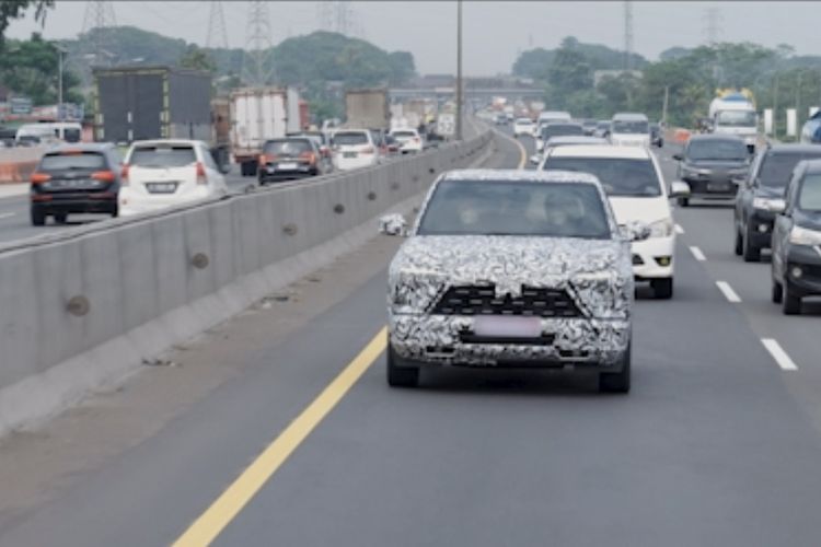 Mitsubishi XFC Concept lagi diujicoba di jalan tol