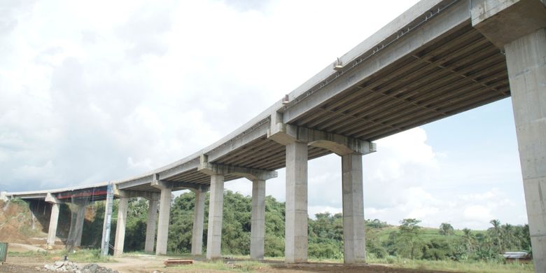 Pembangunan proyek jalan tol Bogor-Ciawi-Sukabumi oleh PT Waskita Beton Precast Tbk (WSBP).
