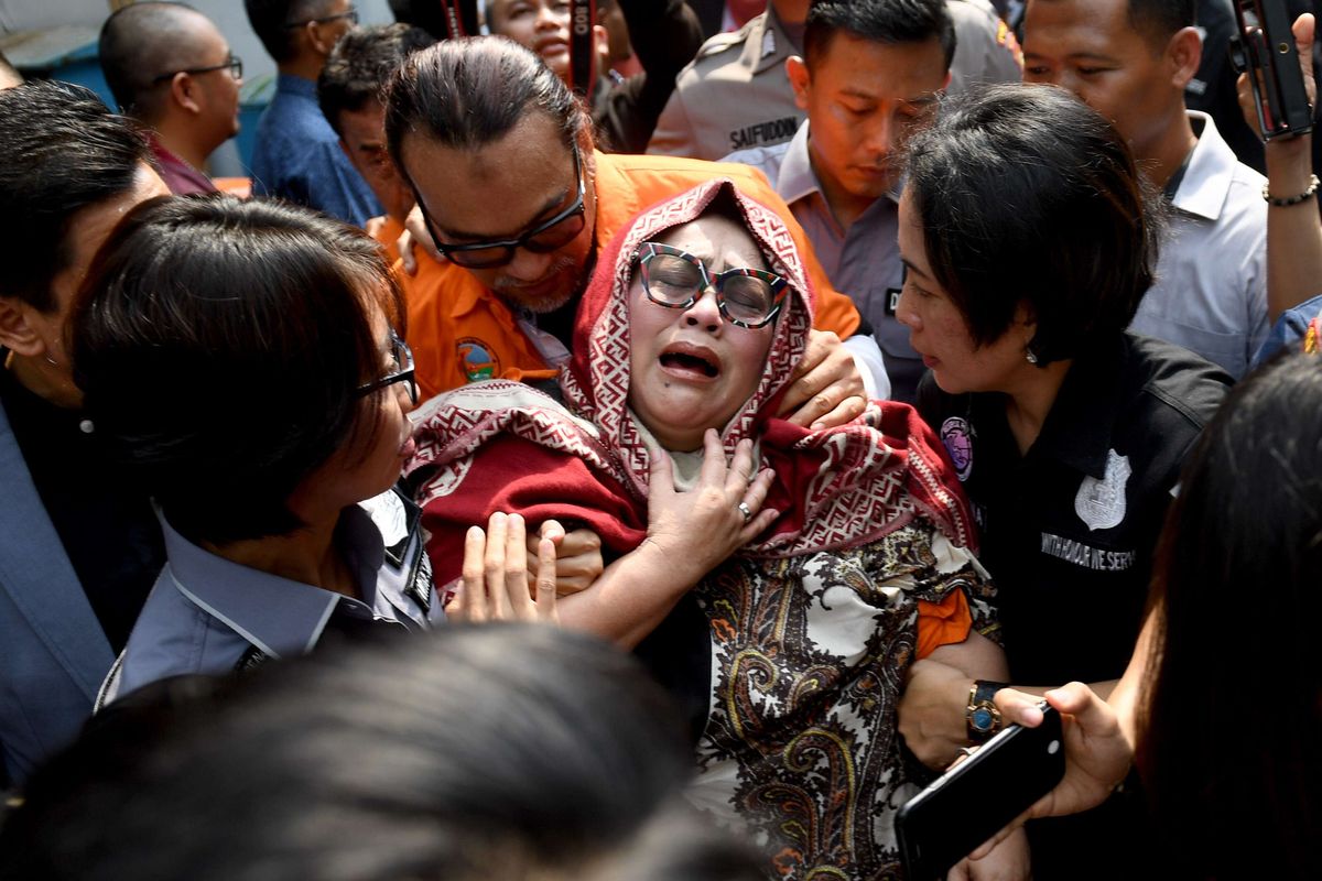 Tersangka kasus penyalahgunaan narkoba Tri Retno Prayudati alias Nunung (depan) dan July Jan Sambiran (belakang) menangis saat rilis kasus di Mapolda Metro Jaya, Jakarta, Senin (22/7/2019). Komedian Srimulat dan suaminya itu ditangkap pihak kepolisian dengan barang bukti sabu seberat 0,36 gram.