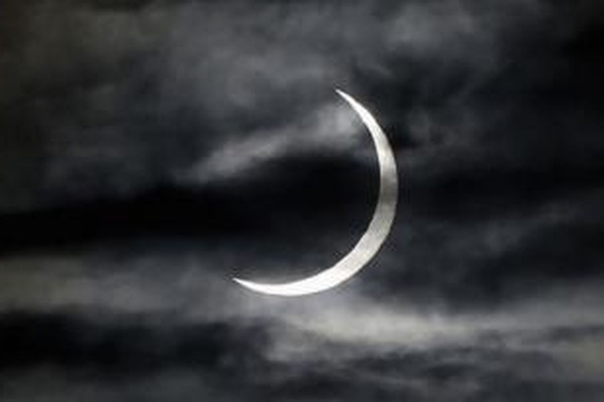 Gerhana Matahari sebagian sebagai bagian dari gerhana Matahari hibrid yang diabadikan di Juba, Sudan, Minggu (3/11/2013).