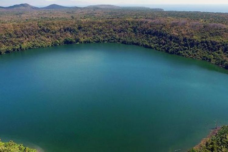 Perjalanan menuju Danau Waibelen atau Danau Asmara di Desa Waibao, Kecamatan Tanjung Bunga, Flores Timur, Nusa Tenggara Timur. Danau alami tersebut juga habitat beberapa jenis burung.