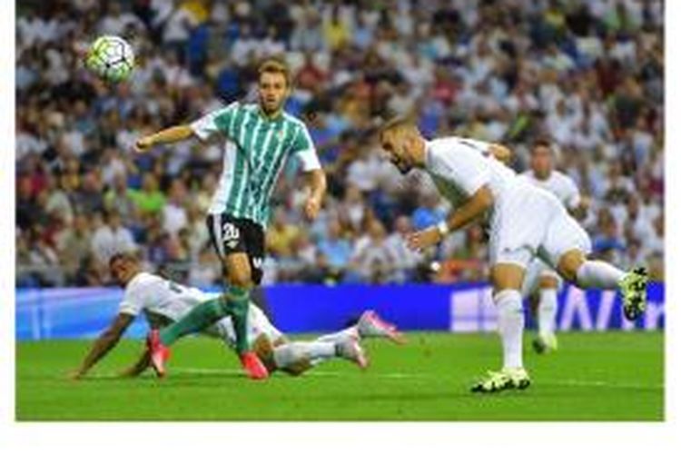 Striker Real Madrid Karim Benzema (kanan) menyundul bola untuk mencetak gol ke gawang Real Betis pada pekan kedua La Liga di Santiago Bernabeu, Sabtu (29/8/2015).