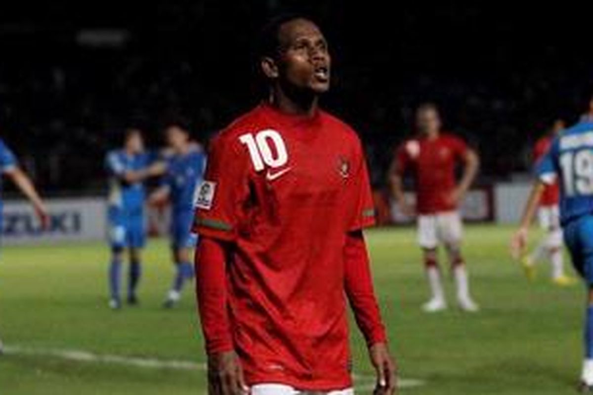 Pemain Tim Nasional Indonesia, Oktovianus Maniani saat pertandingan semi final leg kedua AFF Suzuki Cup 2010 melawan Tim Nasional Filipina di Stadion Gelora Bung Karno, Jakarta, Minggu (19/12/2010). Tim Nasional Indonesia melaju ke final melawan Malaysia setelah menundukkan Filipina dengan skor 1-0. 
