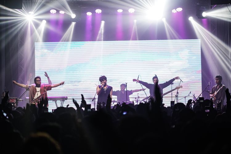 Juicy Luicy bersama Adrian Khalif menggelar showcase Intimate Concert kedua mereka di M Bloc Space Jakarta pada 3 November 2022.