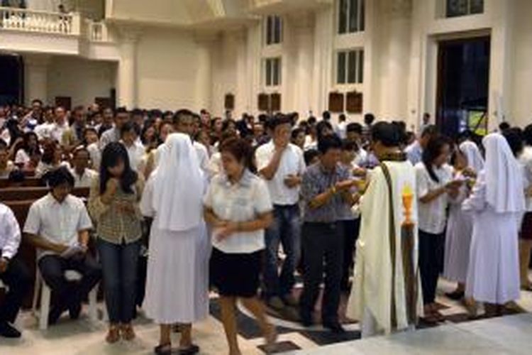 Umat Katolik mengikuti ibadah Kamis Putih di Gereja Katedral Hati Tersuci Maria Manado, Sulawesi Utara, Kamis (2/4/2015) malam.