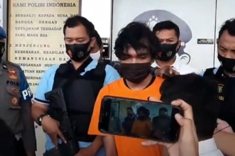 RI (19), pelaku pemerkosa AF di kawasan Bintaro, Tangerang Selatan saat berada di Polres Tangerang Selatan, Senin (10/8/2020)