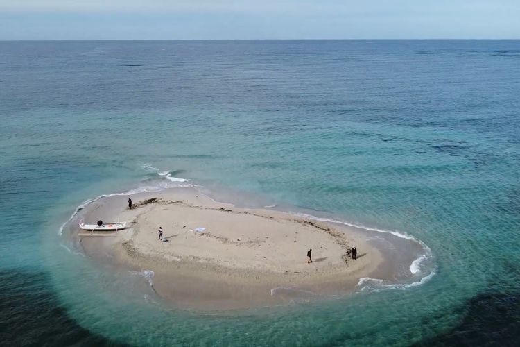 Fenomena munculnya pulau baru di tengah laut hebohkan warga Polman *** Local Caption *** Fenomena munculnya pulau baru di tengah laut hebohkan warga Polman