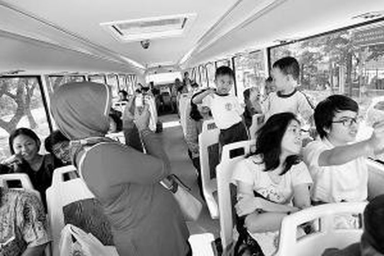 Penumpang berfoto di dalam bus wisata bertingkat yang melaju di jalanan Ibu Kota, Selasa (4/3/2014).