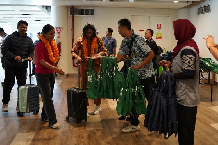 Penumpang pesawat IndiGo Airlines dari Bengaluru, India, yang mendarat di Bandara Internasional I Gusti Ngurah Rai, Bali, pada Jumat (29/3/2024). Mereka mendapat cendera mata Wonderful Indonesia.