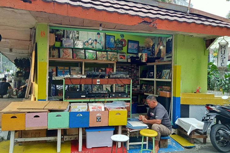 Salah satu kios musik kuno di kawasan barang antik Jalan Surabaya.