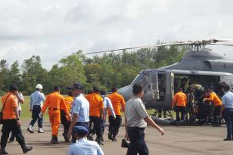 Jenazah korban AirAsia QZ8501 diturunkan dari helikopter jenis Bell
