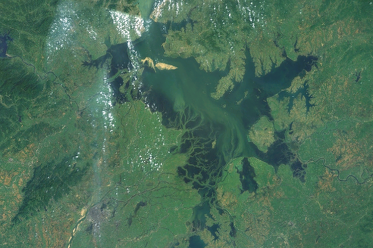 Citra satelit yang menunjukkan Danau Poyang, danau air tawar terbesar di China.
