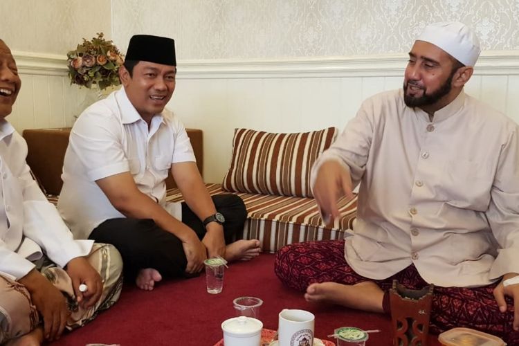 Wali kota Semarang Hendrar Prihadi (tengah) sedang berbincang-bincang dengan ?Habib Syech bin Abdul Qadir Assegaf (kanan).