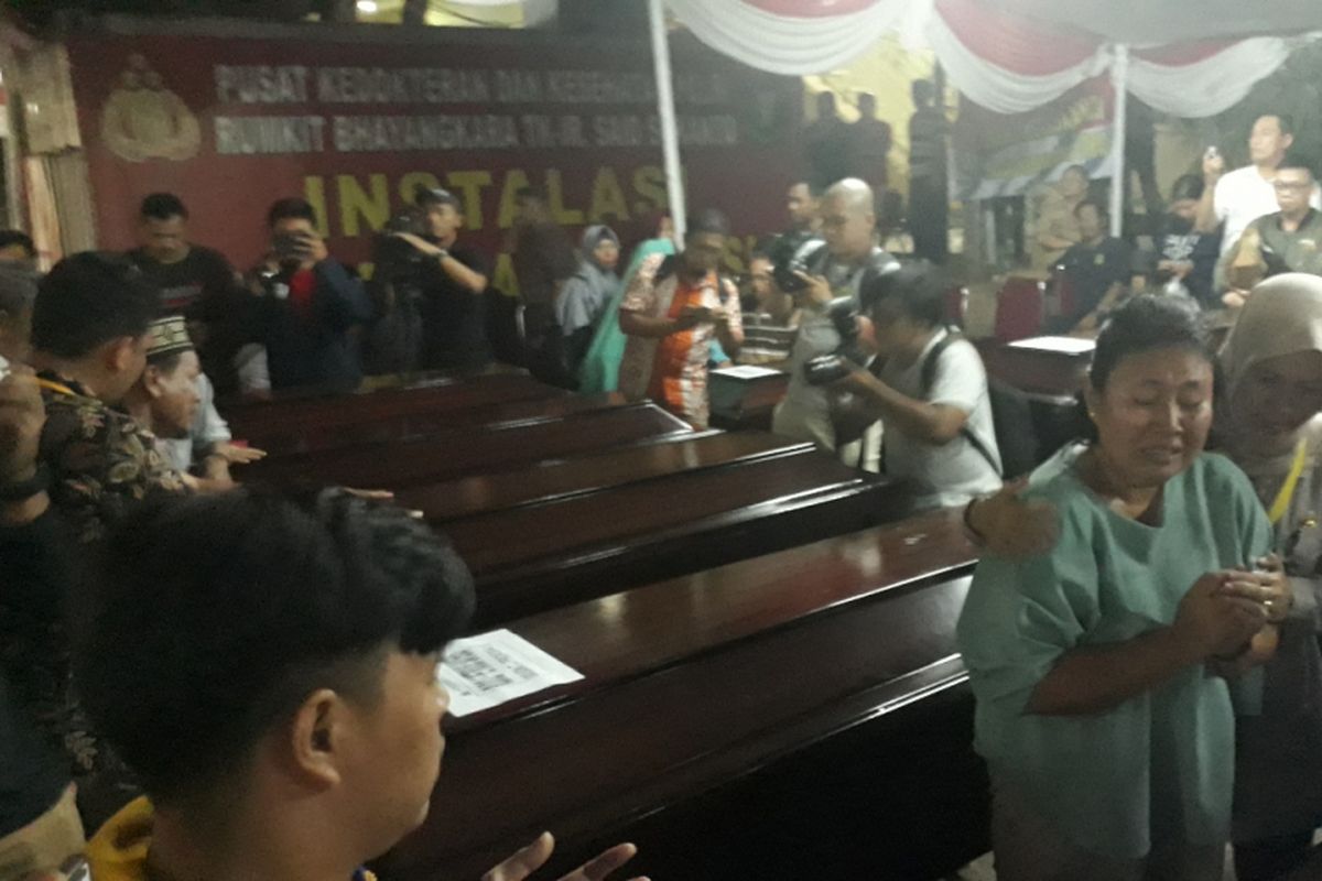 Suasana saat penyerahan surat kematian jenazah penumpang Lion air PK-LQP kepada pihak keluarga di RS Polri Kramat Jati, Jakarta Timur, Senin (5/11/2018).