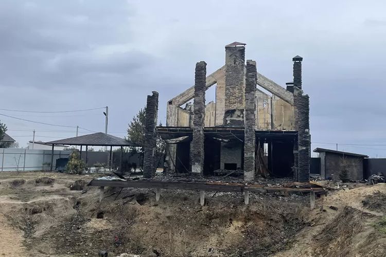 Rumah sebuah keluarga yang dibakar.