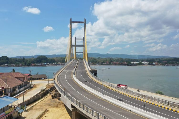 Jembatan Teluk Kendari menghubungkan kawasan Pelabuhan Kota Lama dengan Kecamatan Poasia di Kota Kendari, Provinsi Sulawesi Tenggara.
