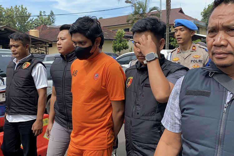 Tersangka M Syafril Firdaus alias MSF, dokter kandungan yang melakukan pelecehan seksual, dijerat dengan kasus berbeda dan terancam hukuman 12 tahun penjara. Hal tersebut terungkap dalam konferensi pers yang digelar Polres Garut, Kamis (17/4/2025) pagi. 