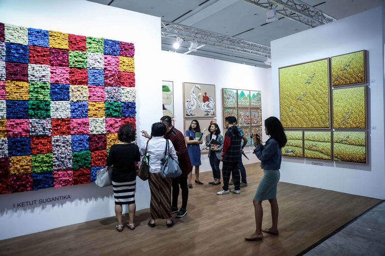 Suasana pameran karya seni yang ditampilkan dalam pameran Art Jakarta 2019 di Jakarta Convention Center (JCC) Senayan, Jakarta, Jumat (30/8/2019). Art Jakarta akan digelar sampai 1 September 2019 dengan diikuti 70 galeri seni dari Indonesia dan Asia Pasifik.