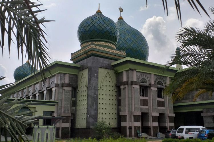 Kubah Masjid Agung An-Nur Pekanbaru, Riau yang dibuat seperti gasing terbalik, yang menggambarkan bahwa gasing adalah permainan anak Melayu.