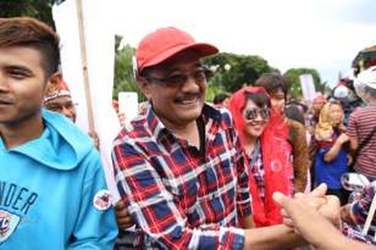 Cawagub DKI 2017 no urut 2 Djarot Saiful Hidayat diabadikan usai kampanye di silang barat daya Lapangan Monas, Jakarta Pusat, Sabtu (29/10/2016). Para pasangan calon gubernur dan wakil gubernur yang maju di Pemilihan Kepala Daerah DKI 2017 mendeklarasikan kampanye damai.